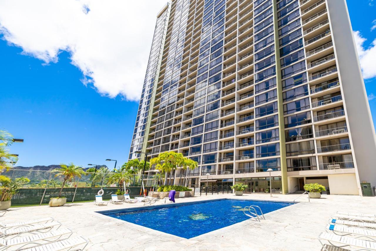 Newly Renovated 2 Bedroom Condo, 1 Block To Waikiki Beach, Free Parking ホノルル エクステリア 写真