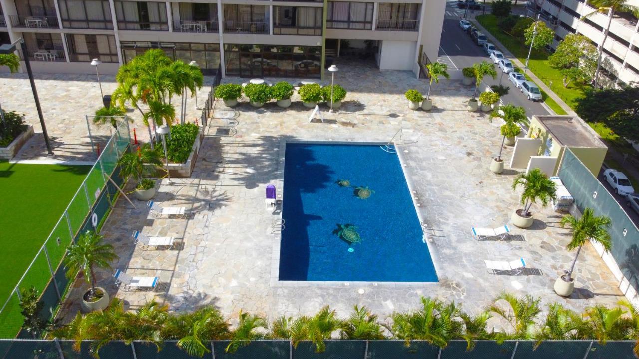 Newly Renovated 2 Bedroom Condo, 1 Block To Waikiki Beach, Free Parking ホノルル エクステリア 写真