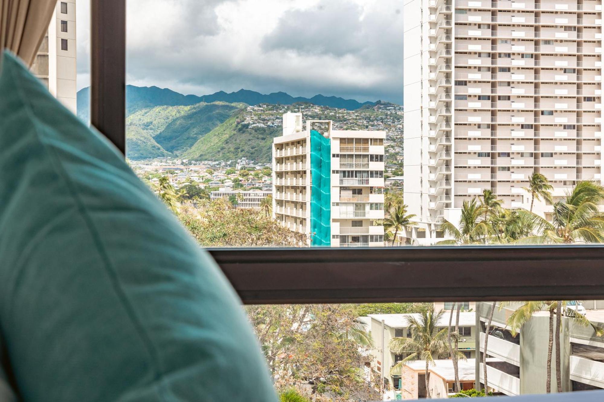 Newly Renovated 2 Bedroom Condo, 1 Block To Waikiki Beach, Free Parking ホノルル エクステリア 写真