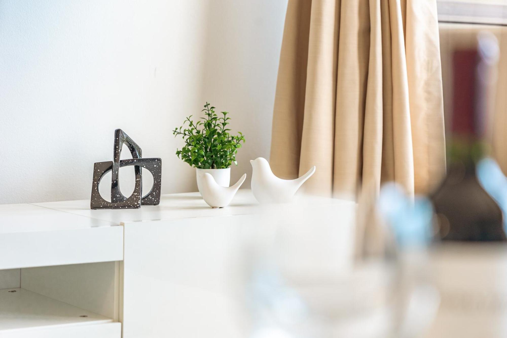 Newly Renovated 2 Bedroom Condo, 1 Block To Waikiki Beach, Free Parking ホノルル エクステリア 写真