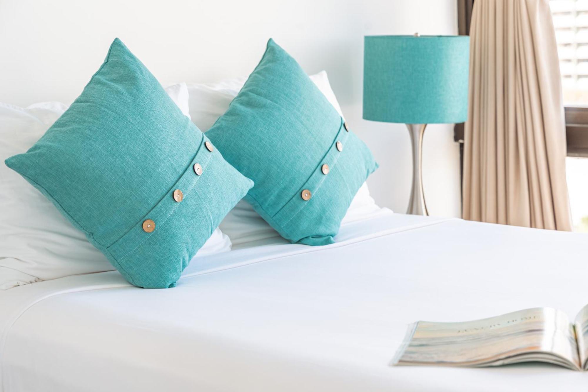 Newly Renovated 2 Bedroom Condo, 1 Block To Waikiki Beach, Free Parking ホノルル エクステリア 写真