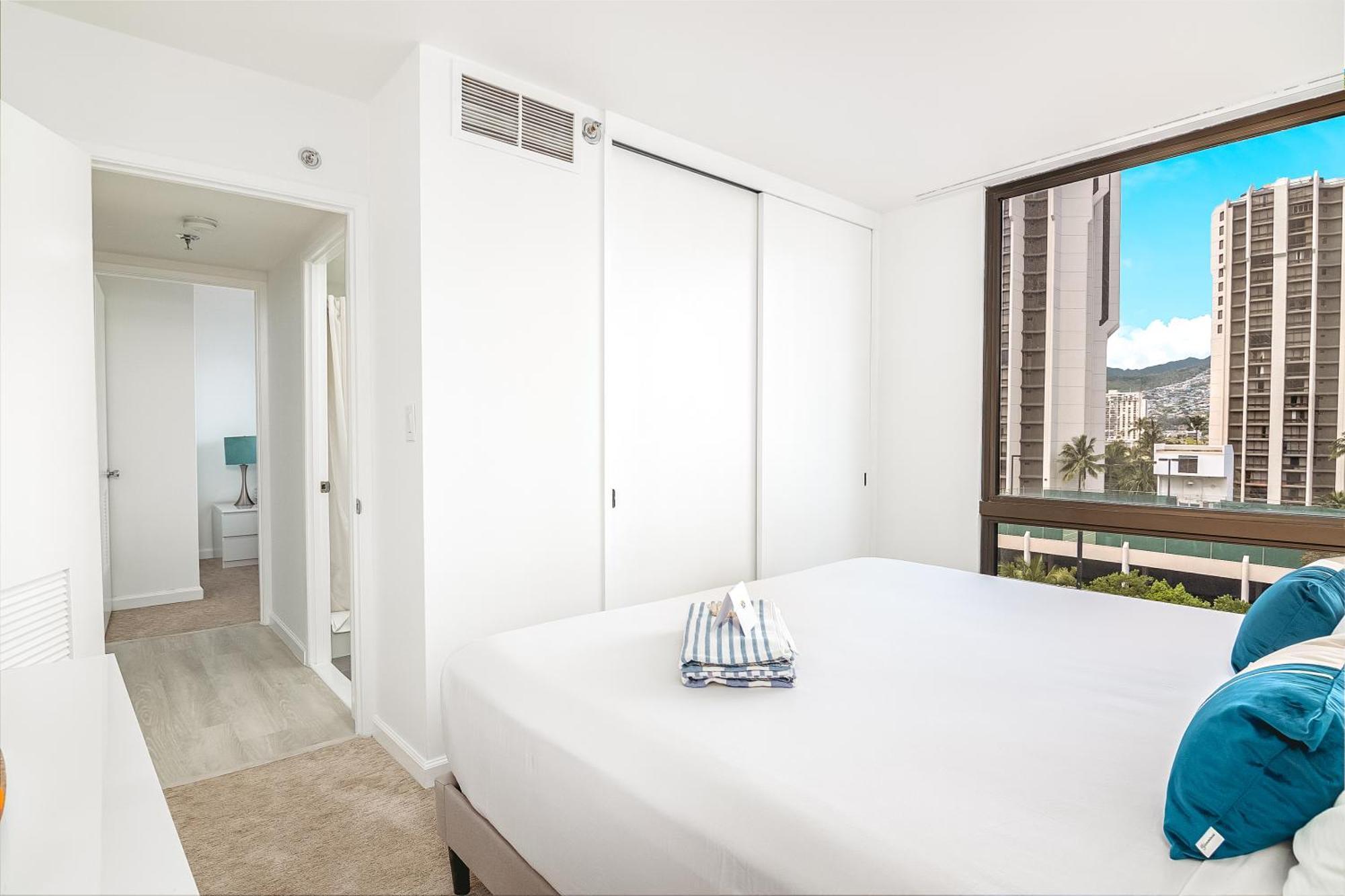 Newly Renovated 2 Bedroom Condo, 1 Block To Waikiki Beach, Free Parking ホノルル エクステリア 写真