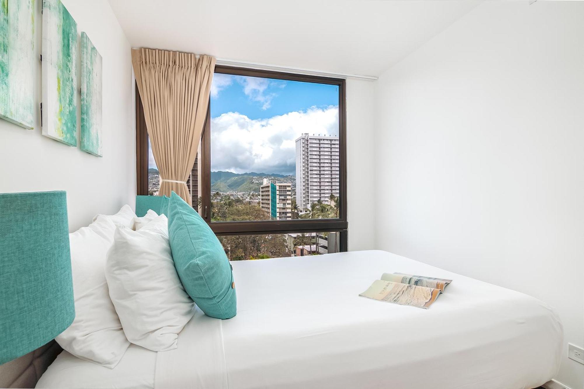 Newly Renovated 2 Bedroom Condo, 1 Block To Waikiki Beach, Free Parking ホノルル エクステリア 写真