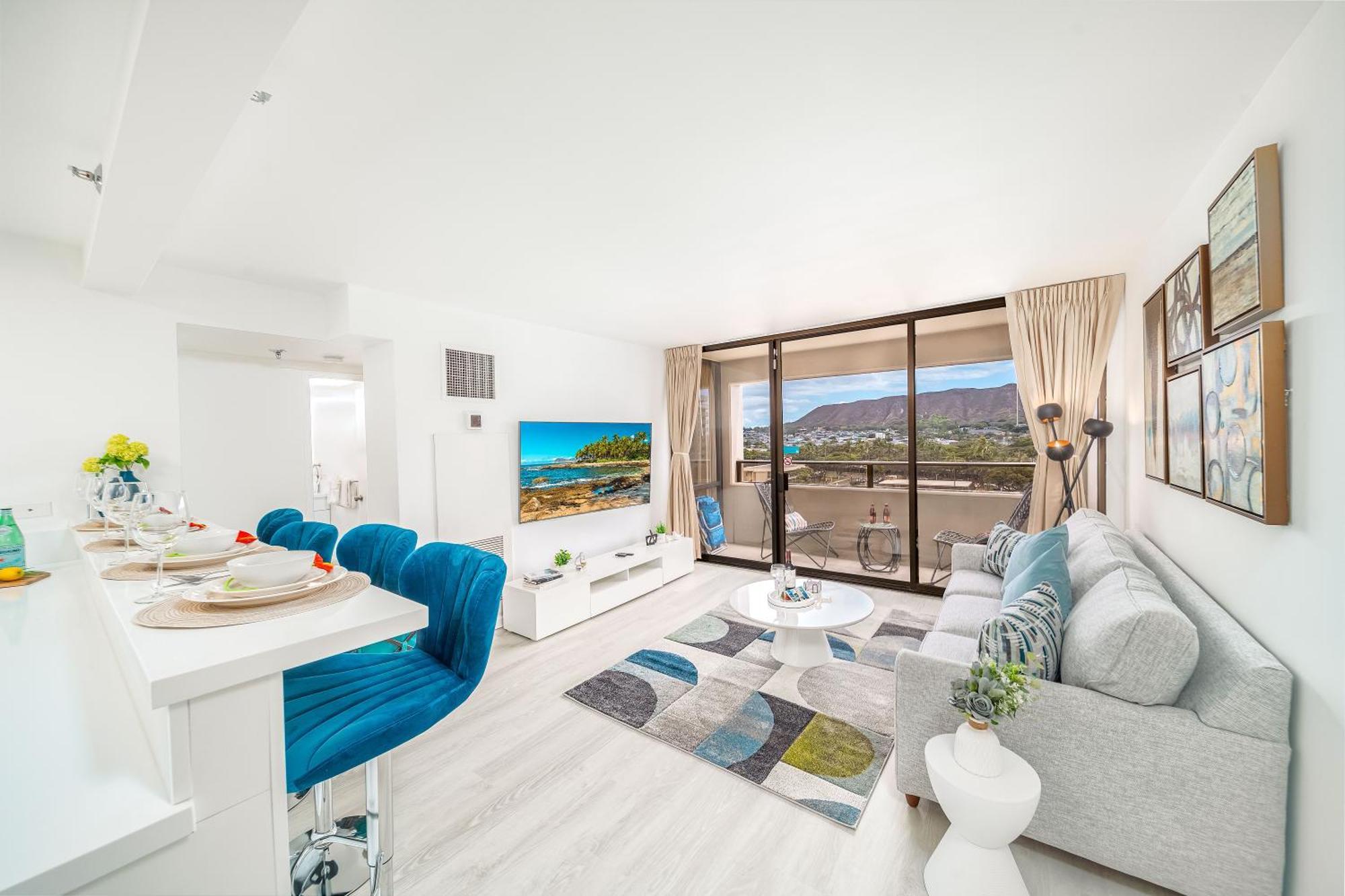 Newly Renovated 2 Bedroom Condo, 1 Block To Waikiki Beach, Free Parking ホノルル エクステリア 写真