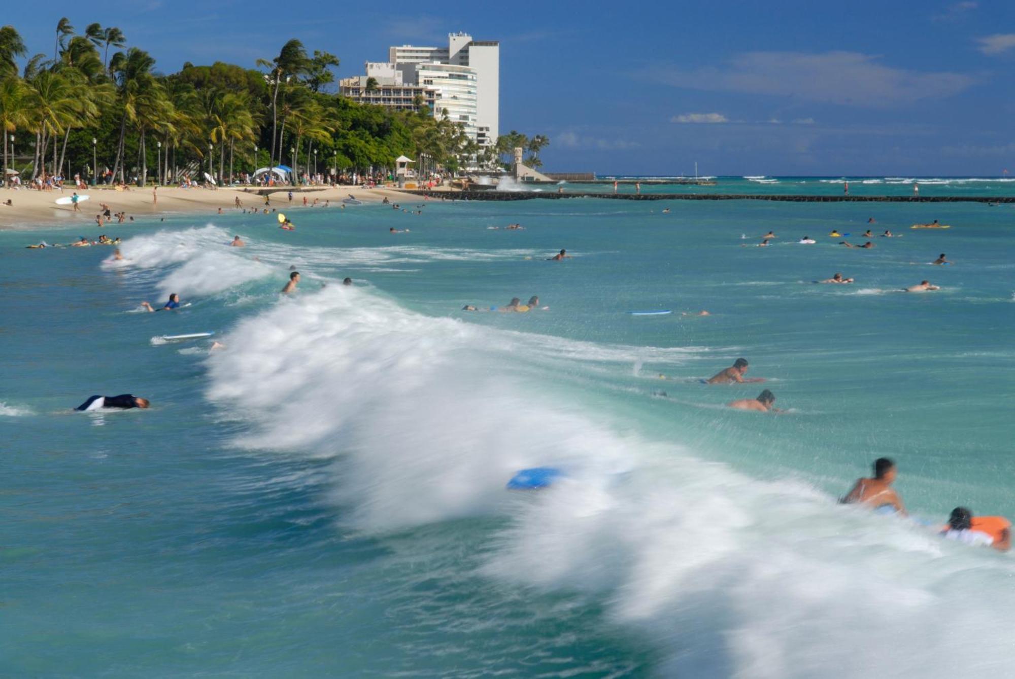 Newly Renovated 2 Bedroom Condo, 1 Block To Waikiki Beach, Free Parking ホノルル エクステリア 写真